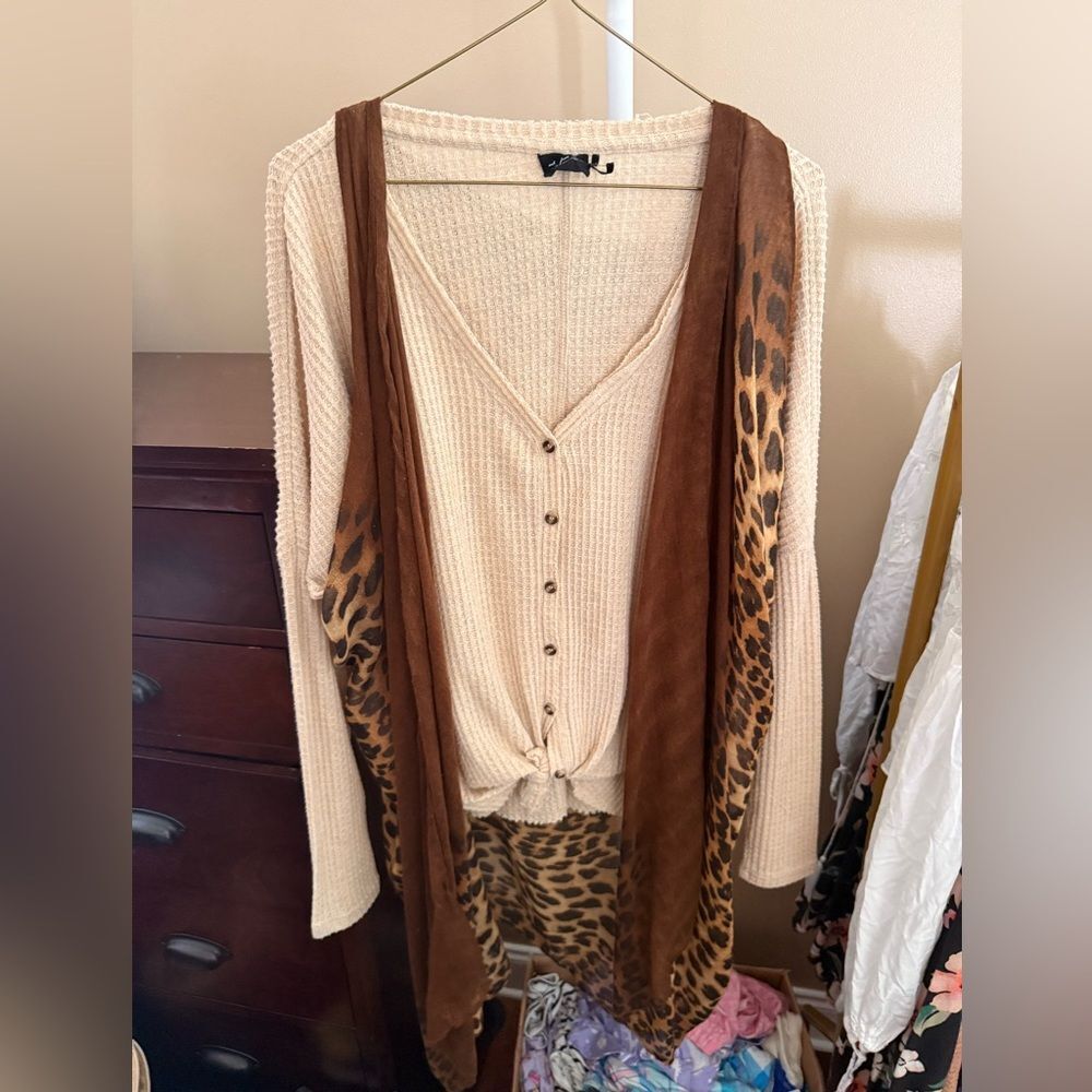 New Out From Under Waffle Knit Top And Leopard Vest Kimono